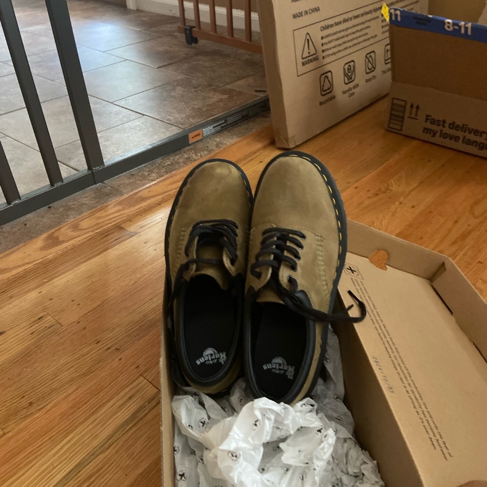 Dr. Martens Men's/ Women’s Olive Leather Oxfords new in box - Picture 2 of 6